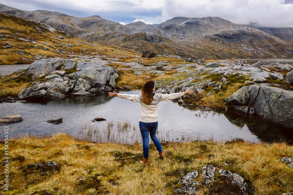 Obraz premium Tourist girl enjoying view and nature in Norway