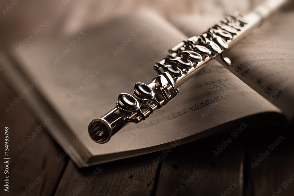 Naklejka premium flauto traverso con spartito
