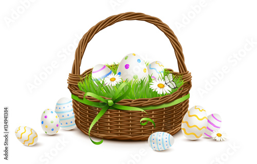 Korb mit bunt bemalten Ostereier Deko, Blumen, Schmetterling und Schleife