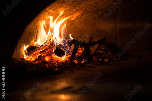 Pizza cucinata in forno tradizionale a legna 