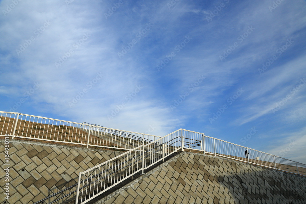 青空の荒川堤防