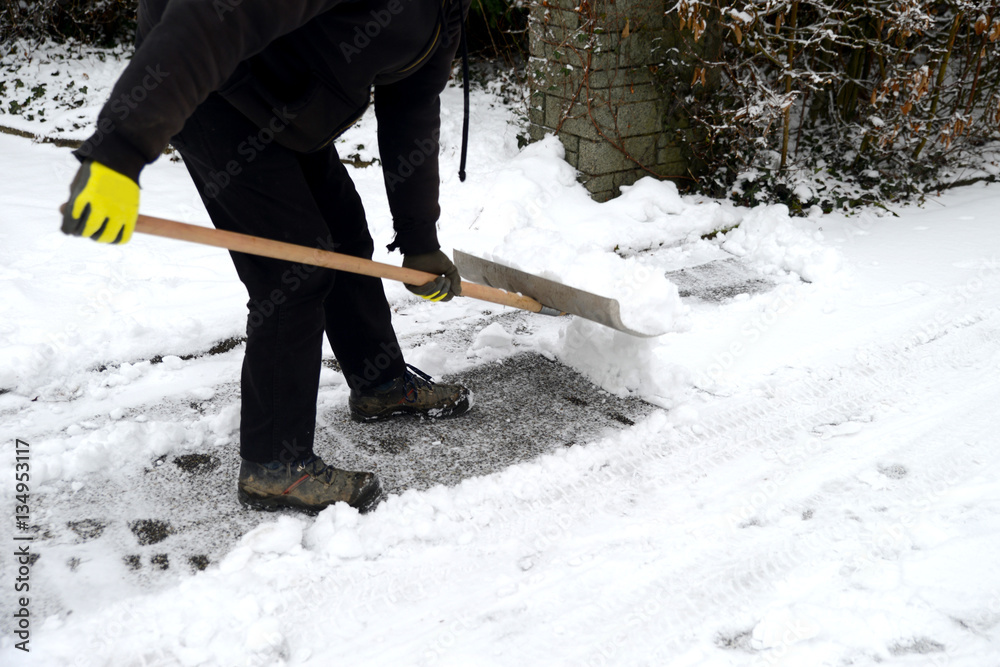 Naklejka premium Schnee räumen