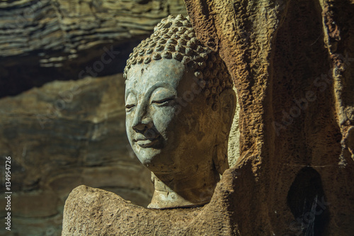 Buddha in the cave © jumjie