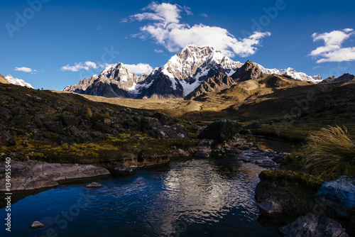 Gletscherfluss in der Kordillere Vilcanota mit dem Gipfel des Ausangate 6384m, Kordillere Vilcanota, Peru, Südamerika