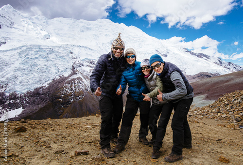 Konstfotografi Familie erreicht einen 5000m Pass bei einer Trekkingtour um das Massiv des Ausan