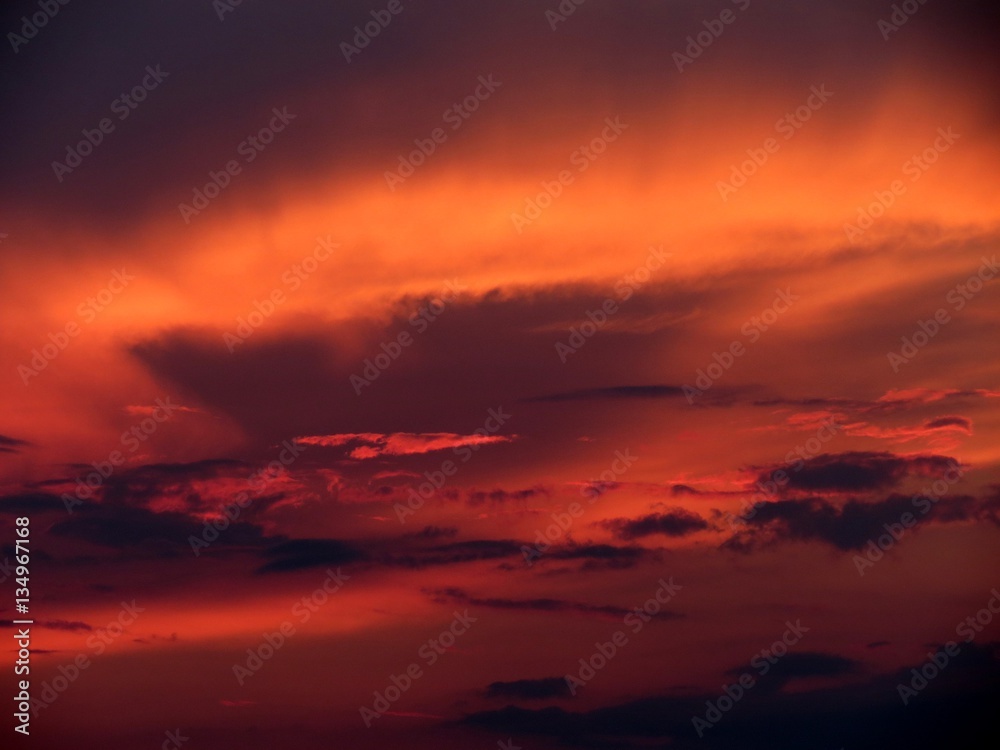 Rote Abendwolken bei Sonnenuntergang