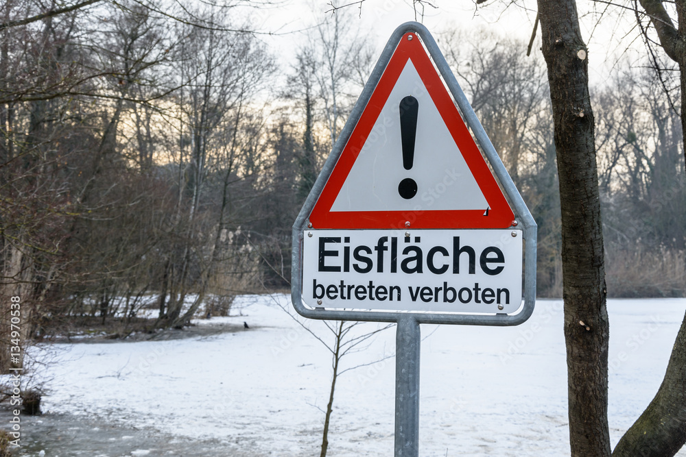 Eisfläche betreten verboten für die Sicherheit Eisfläche betreten verboten für die Sicherheit