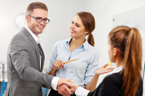 Quadro su tela Manager introducing new worker to the team