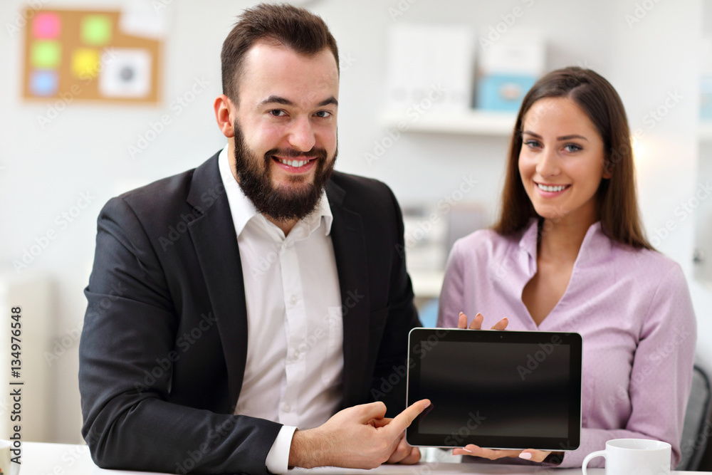 Obraz premium Businesspeople using tablet in office