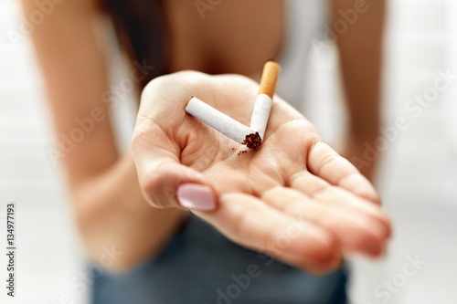 Konstfotografi Woman Hand Showing Broken Cigarette. Unhealthy Lifestyle