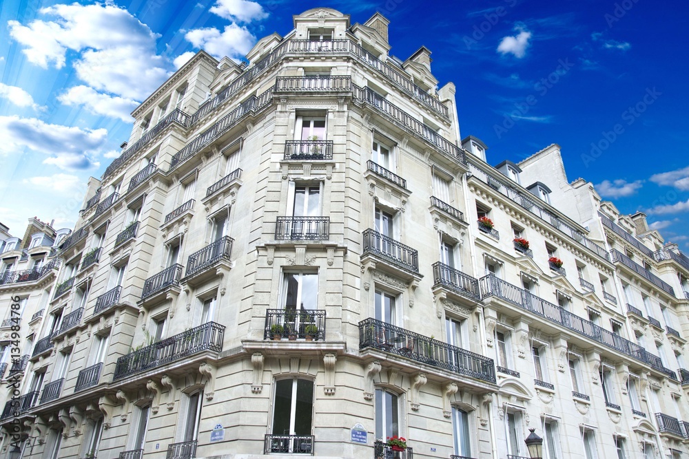 Fototapeta premium Immeuble Hausmann à Paris, Hausmann building in Paris, France