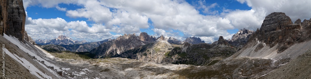 Berglandschaft in den Sextener Dolomiten bei den drei Zinnen / Panorama 