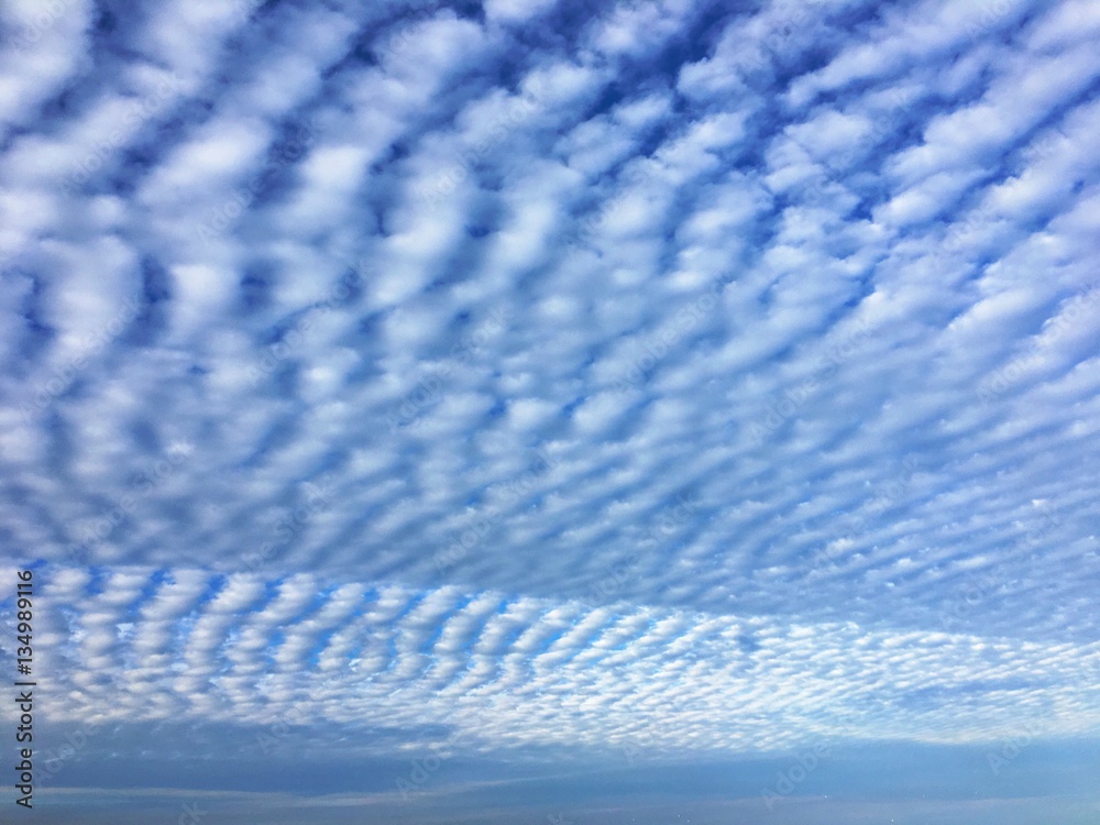 Obraz premium Cirrocumulus clouds form a herringbone or mackerel sky