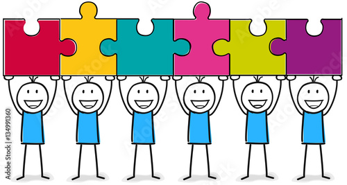 Sechs Team Figuren Mitarbeiter beim Teamworkshop mit Puzzle