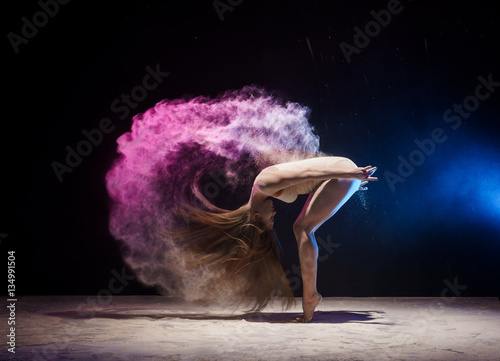 Fototapeta Wdzięku żeńska gimnastyczka w chmurze koloru pyłu