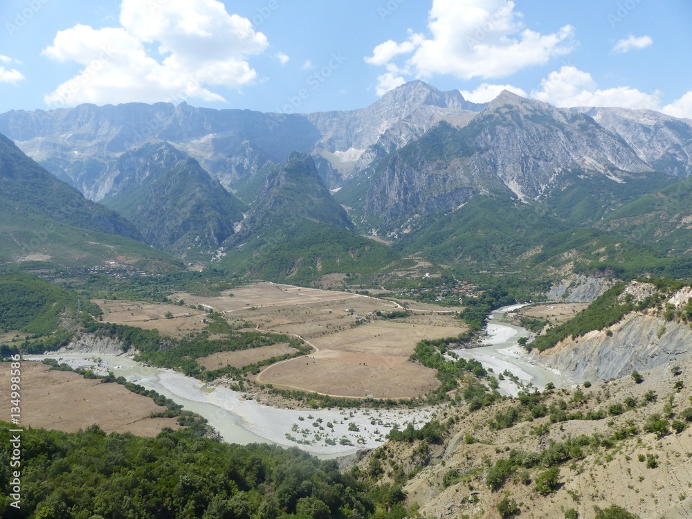 Montagne  con il tracciato di un fiume secco in Albania.