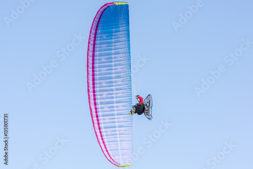 Tragfläche eines Gleitschirmes von unten photo