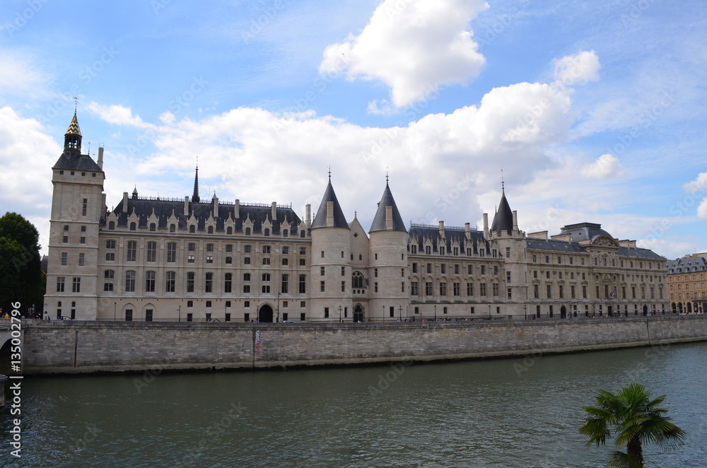 Nadbrzeże Sekwany i Conciergerie w Paryżu/The banks of the Seine river and Castle Conciergerie in Paris, France