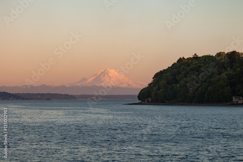 Wall Mural alpenglow on Mt. Rainier and vashon island