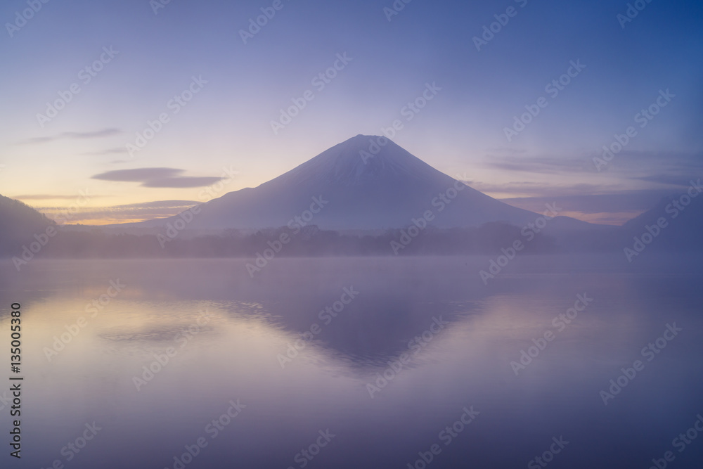 朝靄の富士山