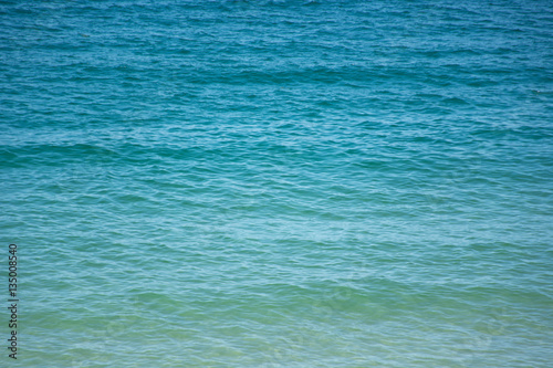El mar, el océano y el cielo azul, la playa, arena y sol