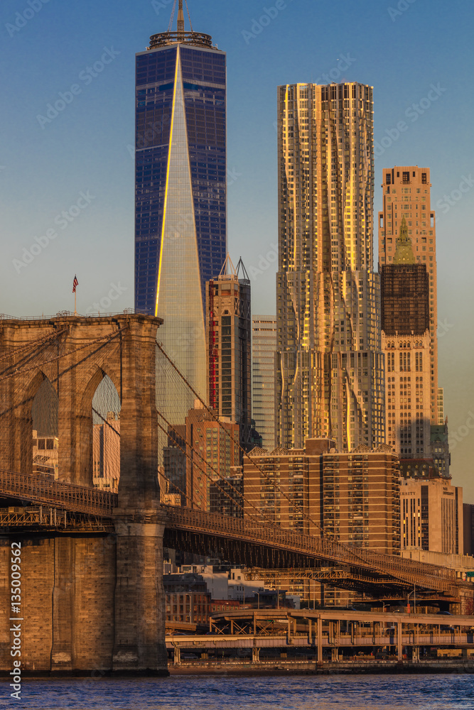 Obraz premium 24 PAŹDZIERNIKA 2016 - NOWY JORK - Brooklyn Bridge i Manhattan Skyline z One World Trade Center w Sunrise, NY NY - Vertical