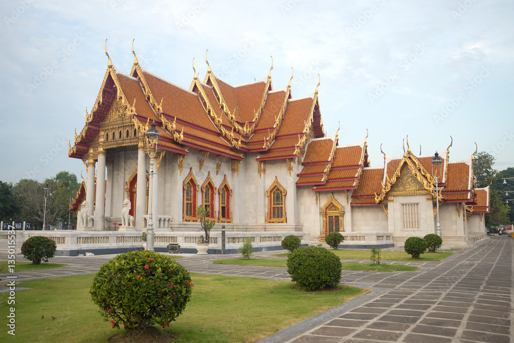 Obraz premium Marble temple ((Wat Benchamabophit) in the early morning. Bangkok, Thailand