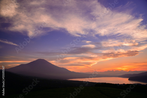 夕暮れの富士山 © akira1201