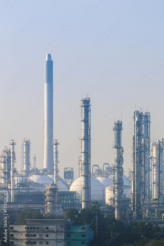 Obraz premium Twilight scene of Oil refinery plant