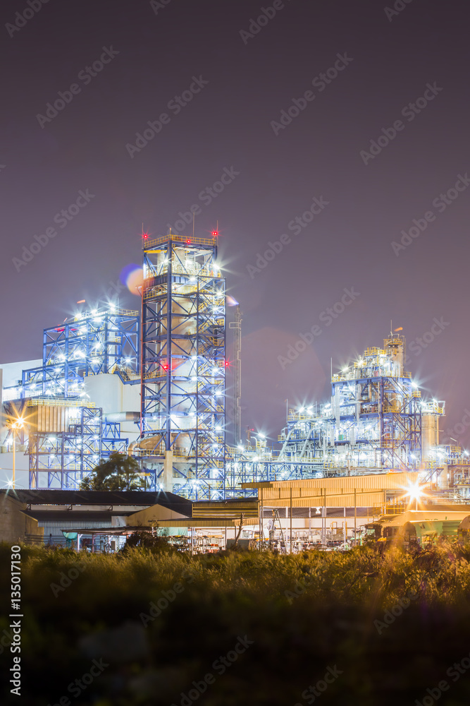 Fototapeta premium Night scene of oil and chemical refinery industrial plant