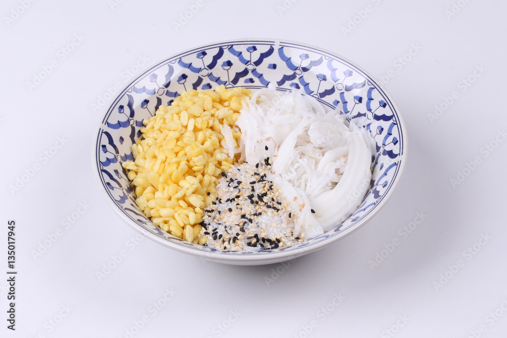 Streamed mung bean topped roll coconut with sesame in sugar . Streamed mung bean topped roll coconut with sesame in sugar .