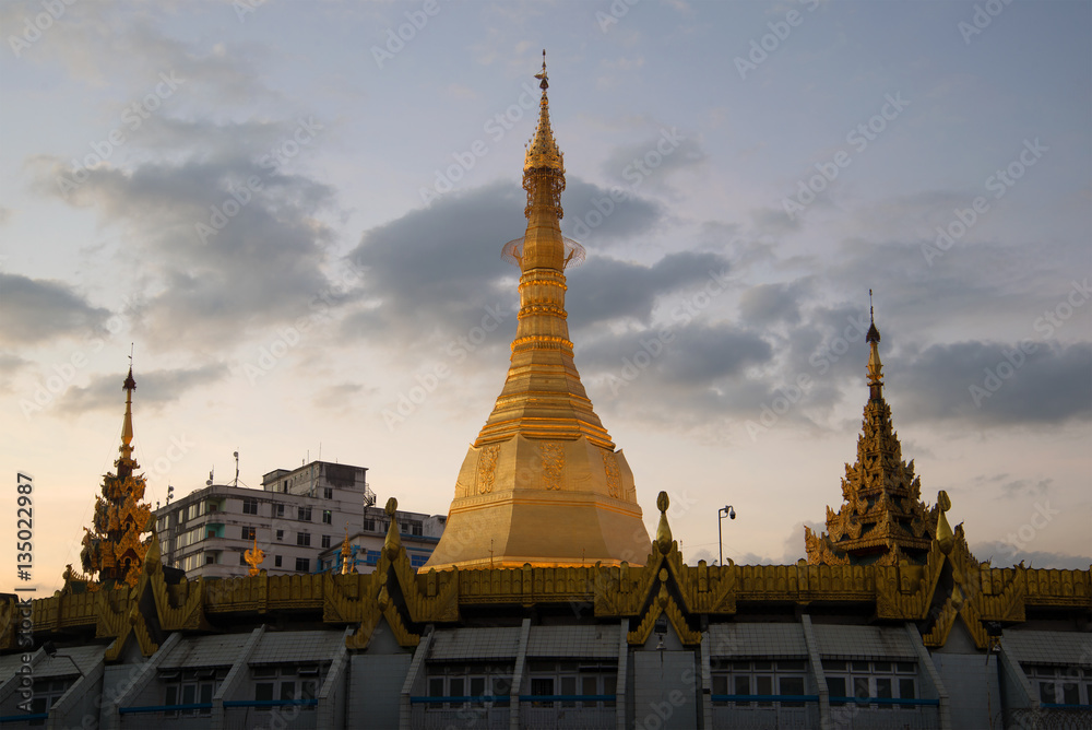 Fototapeta premium Stupa of Sule pagoda at twilight. Yangon, Myanmar