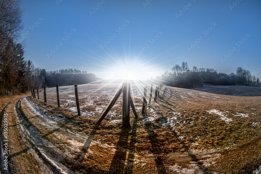 eine landwirtschaftliche Nutzfläche im kalten Winter bei Sonnenschein