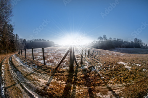 eine landwirtschaftliche Nutzfl  che im kalten Winter bei Sonnenschein