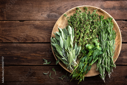 various fresh herbs, rosemary, thyme, mint and sage on wooden background Fototapet