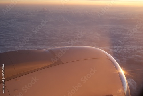 Atardecer reflejado en motor de avión