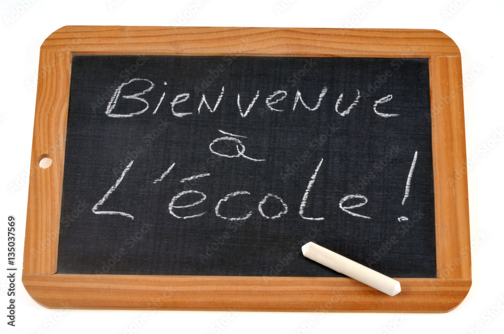 Bienvenue à l'école écrit sur une ardoise Bienvenue à l'école écrit sur une ardoise