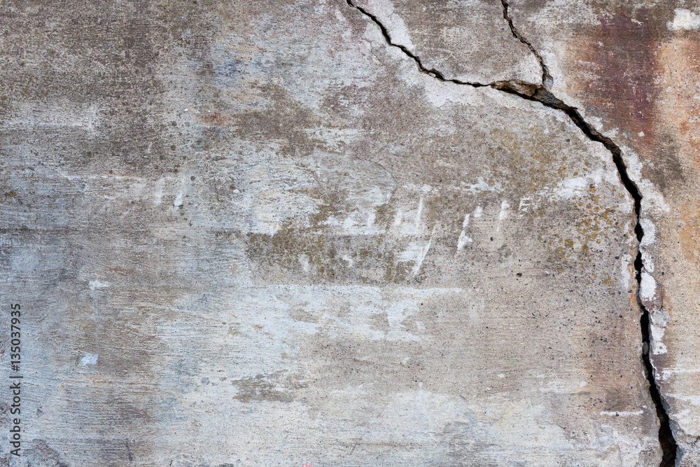 Fototapeta premium Duże pęknięcie w betonowej ścianie