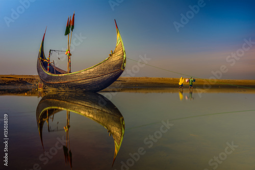 Cuadro en lienzo Fishing Boat  waiting to sail on sea
