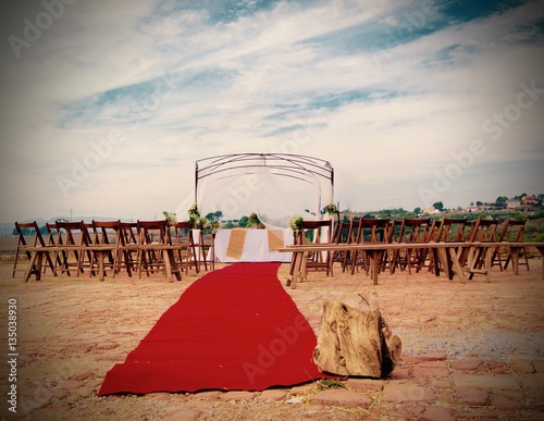 Altar y sillas de invitados de boda