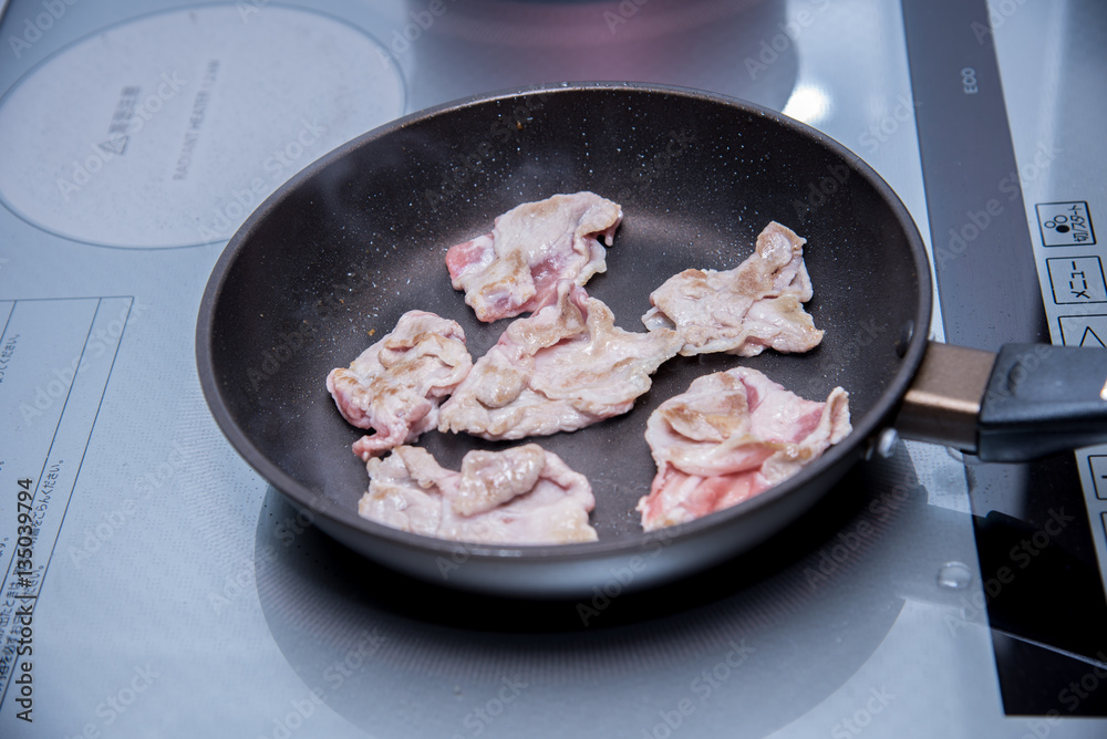 肉を焼く 肉を焼く