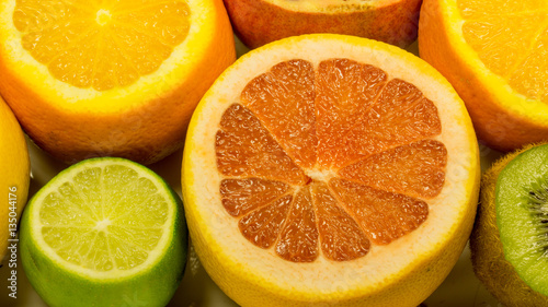 Frische Grapefruit Orangen, Zitronen, Granatapfel , Limetten und Kiwi