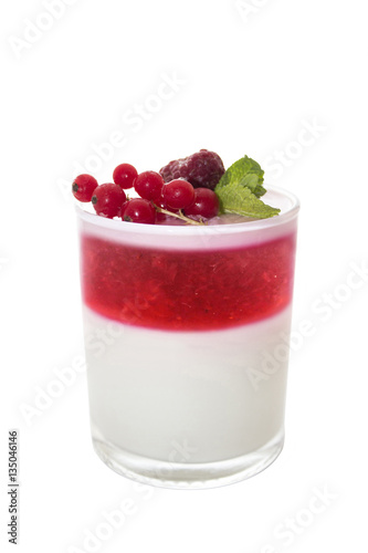 Fotografía Red currant Panna cotta with raspberries and mint