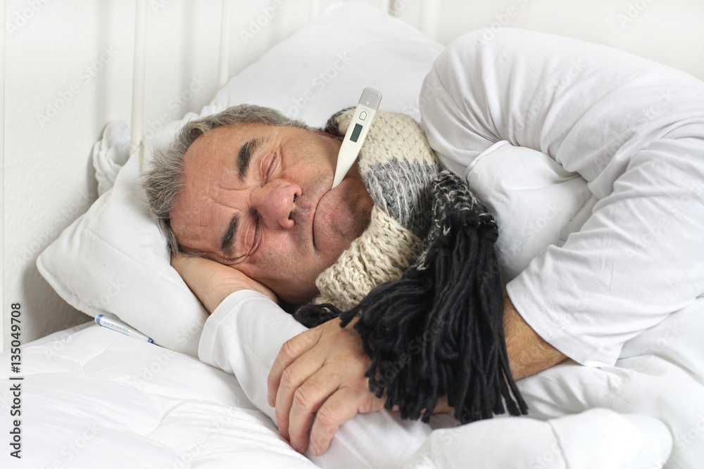 Grippewelle - krank im Bett liegen Stock-Foto | Adobe Stock