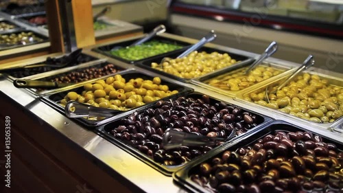 Olive e olio d'oliva in un mercato coperto di Toronto photo