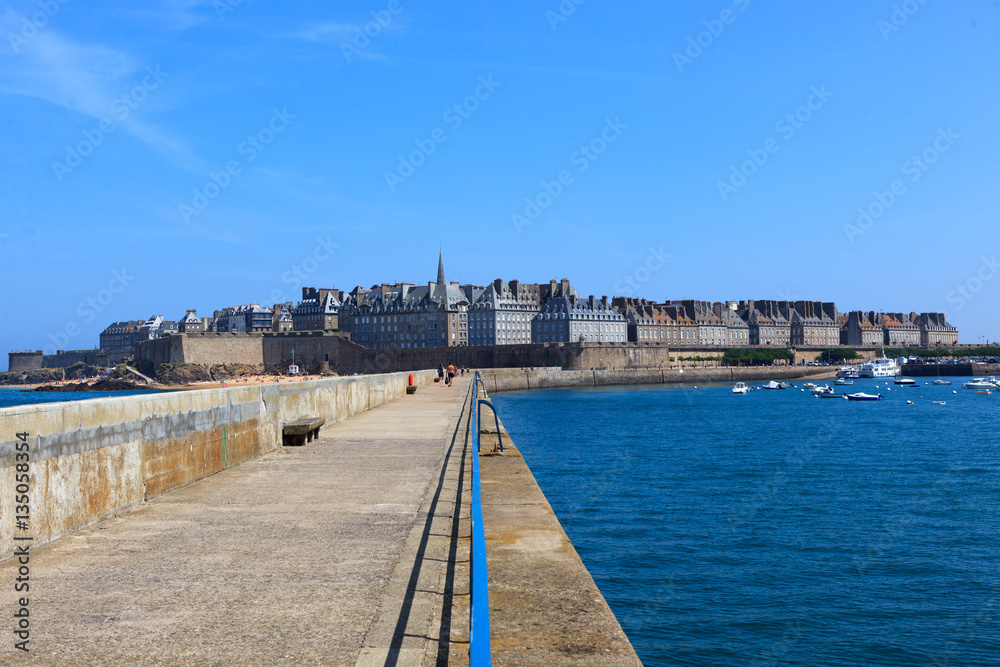 Obraz premium The pier that goes out from the old town of St.Malo, France