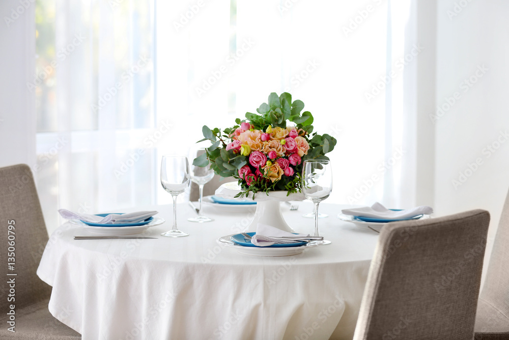 Fototapeta premium Elegant table setting with beautiful flowers