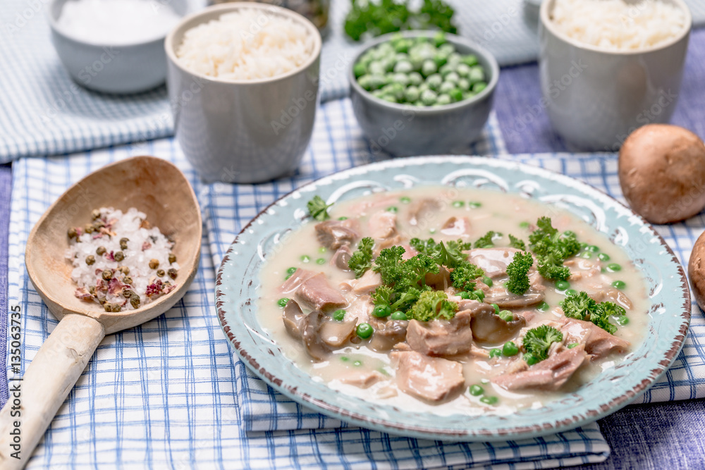 Hühnerfrikassee mit Champignons und Erbsen