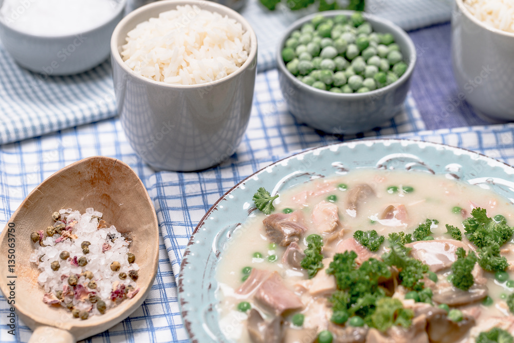 Hühnerfrikassee mit Champignons und Erbsen Hühnerfrikassee mit Champignons und Erbsen