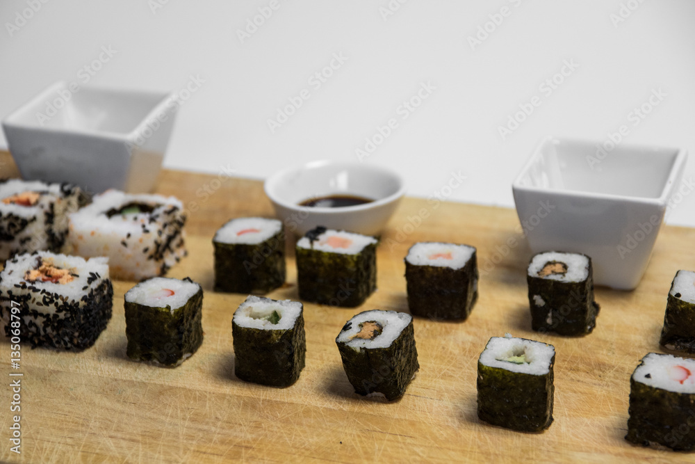 Gemischte Sushi Stücke mit Sesam und Nori, Wasabi, Soja Sauce und Wassermeerrettich vor weißem Hintergrund Gemischte Sushi Stücke mit Sesam und Nori, Wasabi, Soja Sauce und Wassermeerrettich vor weißem Hintergrund